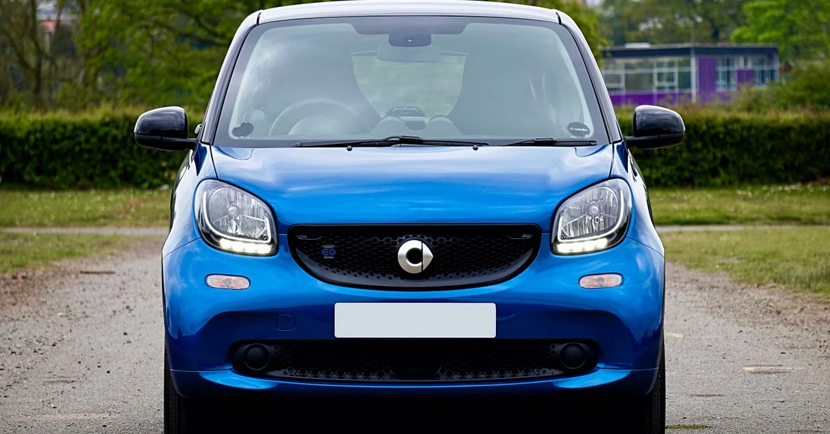 Voiture électrique intelligente bleue garée sur une route en extérieur au Royaume-Uni.