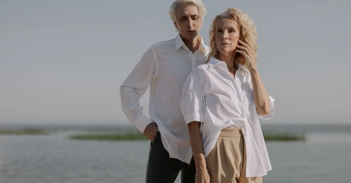 Un couple âgé profitant d'un moment paisible sur la plage par une journée ensoleillée.